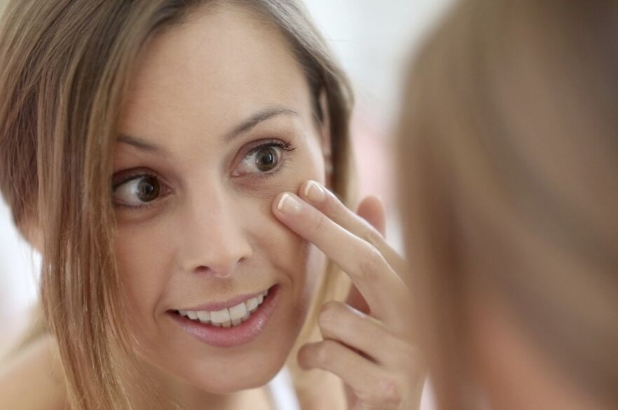 Oculax actúa contra las bolsas debajo de los ojos.